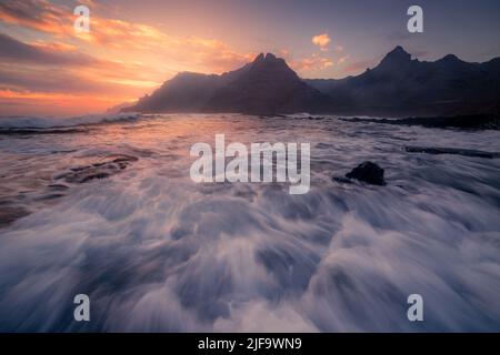 Punta del Hidalgo Meereslandschaft bei Sonnenaufgang mit den Anaga Bergen im Hintergrund. La Laguna. Teneriffa. Kanarische Inseln Stockfoto