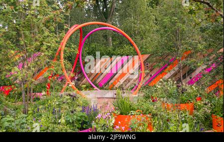 The St Mungo's Putting Down Roots Garden auf der Chelsea Flower Show 2022, London. Entworfen von Cityscapes Darryl Moore und Adolfo Harrison. Stockfoto