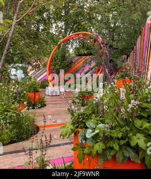 The St Mungo's Putting Down Roots Garden auf der Chelsea Flower Show 2022, London. Entworfen von Cityscapes Darryl Moore und Adolfo Harrison. Stockfoto