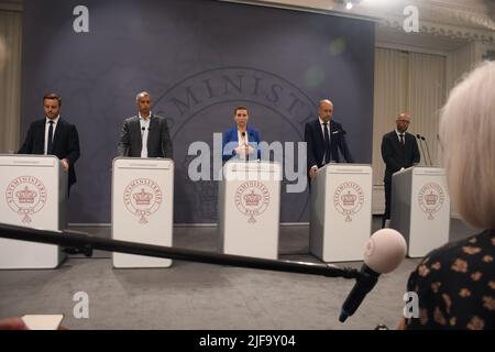 Kopenhagen /Dänemark/1.. Juli 2022/die Premierministerin von Denamrk, Frau Mette Frederiksen, hält eine gemeinsame Pressekonferenz mit der Ministerin für Lebensmittel und Landwirtschaft, der Ministerin für Wirtschaft und Handel, der Ministerin für Gesundheit, justizminister über den kritischen Bericht der nerzkommission bei der Tötung vieler Millionen Mink-Tiere während der Covid 19 Denmark govt wird sehen, wie die rolle der dänischen Zivildiener in Minkcase und jetzt bis zum dänischen parlament und für die Zukunft des kreitischen Berichts der Minkkomissonnions sehen, die minister veranstalten in der Spiegelhalle des PM-Büros in Christiansborg Kopenhagen Dänemark ein Pressekonfeenz. (Foto..F Stockfoto