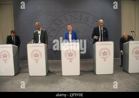 Kopenhagen /Dänemark/1.. Juli 2022/die Premierministerin von Denamrk, Frau Mette Frederiksen, hält eine gemeinsame Pressekonferenz mit der Ministerin für Lebensmittel und Landwirtschaft, der Ministerin für Wirtschaft und Handel, der Ministerin für Gesundheit, justizminister über den kritischen Bericht der nerzkommission bei der Tötung vieler Millionen Mink-Tiere während der Covid 19 Denmark govt wird sehen, wie die rolle der dänischen Zivildiener in Minkcase und jetzt bis zum dänischen parlament und für die Zukunft des kreitischen Berichts der Minkkomissonnions sehen, die minister veranstalten in der Spiegelhalle des PM-Büros in Christiansborg Kopenhagen Dänemark ein Pressekonfeenz. (Foto..F Stockfoto