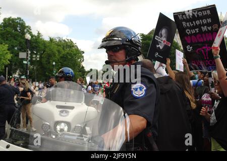 Demonstranten versammelten sich vor dem Obersten Gerichtshof der USA, nachdem die bahnbrechende Entscheidung von Roe v. Wade, die Abtreibung legalisiert, am 24. Juni 2022 aufgehoben wurde. Stockfoto