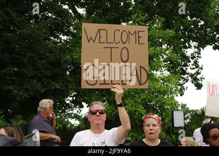 Demonstranten versammelten sich vor dem Obersten Gerichtshof der USA, nachdem die bahnbrechende Entscheidung von Roe v. Wade, die Abtreibung legalisiert, am 24. Juni 2022 aufgehoben wurde. Stockfoto
