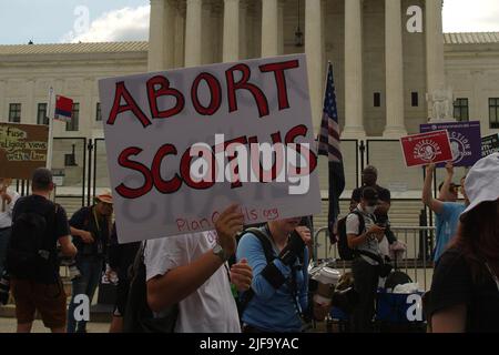 Demonstranten versammelten sich vor dem Obersten Gerichtshof der USA, nachdem die bahnbrechende Entscheidung von Roe v. Wade, die Abtreibung legalisiert, am 24. Juni 2022 aufgehoben wurde. Stockfoto