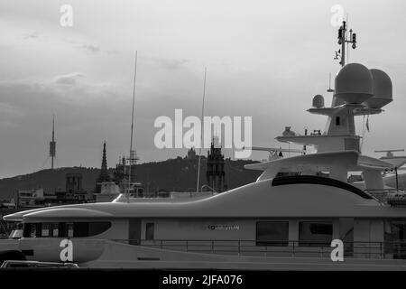 Radar weiße Kugel.der Hafen von Barcelona mit seinen großen privaten Yachten. Stockfoto