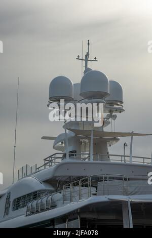 Radar weiße Kugel.der Hafen von Barcelona mit seinen großen privaten Yachten. Stockfoto