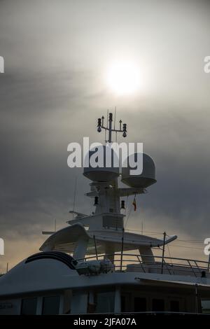 Radar weiße Kugel.der Hafen von Barcelona mit seinen großen privaten Yachten. Stockfoto