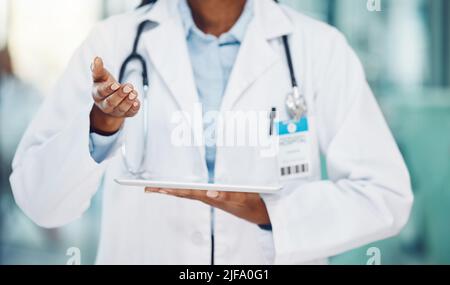 Nahaufnahme afroamerikanische Ärztin mit einem digitalen Tablet und Interaktion mit Copyspace im Krankenhaus. Moderne Funktechnologie ist ein muss Stockfoto