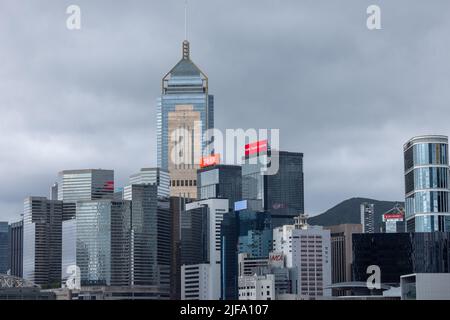 Das Thema des 25.. Übergabejubiläums von Hongkong mit dem Titel Stabilität, Wohlstand und Chancen wird in der Skyline der Stadt in Hong Kong Hong Kong, S.A.R., gezeigt Hongkong, 01. Juli 2022. Vor 25 Jahren wurde Hongkong von Großbritannien an China zurückgegeben, und zwar auf halbem Wege zu Pekings 50-jährigem Versprechen, der Stadt „ein hohes Maß an Autonomie“ unter dem Namen „ein Land, zwei Systeme“ zu gewähren. (Foto von Simon Jankowski/Sipa USA) Stockfoto
