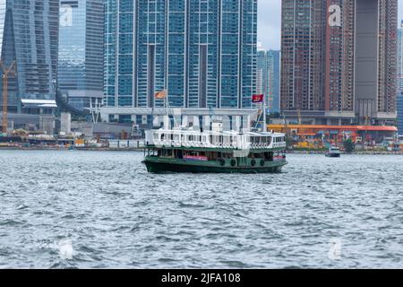 Hongkongs 25.-Anniversary-Flaggen schmücken die kultige Star Ferry in Hong Kong Hong Kong, S.A.R. Hongkong, 01. Juli 2022. Vor 25 Jahren wurde Hongkong von Großbritannien an China zurückgegeben, und zwar auf halbem Wege zu Pekings 50-jährigem Versprechen, der Stadt „ein hohes Maß an Autonomie“ unter dem Namen „ein Land, zwei Systeme“ zu gewähren. (Foto von Simon Jankowski/Sipa USA) Stockfoto