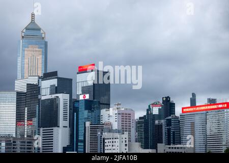 Das Thema des 25.. Übergabejubiläums von Hongkong mit dem Titel Stabilität, Wohlstand und Chancen wird in der Skyline der Stadt in Hong Kong Hong Kong, S.A.R., gezeigt Hongkong, 01. Juli 2022. Vor 25 Jahren wurde Hongkong von Großbritannien an China zurückgegeben, und zwar auf halbem Wege zu Pekings 50-jährigem Versprechen, der Stadt „ein hohes Maß an Autonomie“ unter dem Namen „ein Land, zwei Systeme“ zu gewähren. (Foto von Simon Jankowski/Sipa USA) Stockfoto