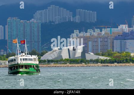 Hongkongs 25.-Anniversary-Flaggen schmücken die kultige Star Ferry in Hong Kong Hong Kong, S.A.R. Hongkong, 01. Juli 2022. Vor 25 Jahren wurde Hongkong von Großbritannien an China zurückgegeben, und zwar auf halbem Wege zu Pekings 50-jährigem Versprechen, der Stadt „ein hohes Maß an Autonomie“ unter dem Namen „ein Land, zwei Systeme“ zu gewähren. (Foto von Simon Jankowski/Sipa USA) Stockfoto