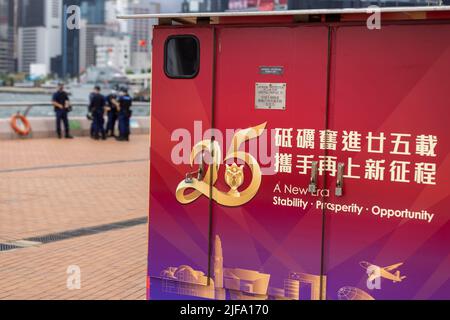 Banner und Dekorationen sind in der ganzen Stadt Hong Kong zu sehen, die den 25.. Jahrestag der Übergabe feiern, in Hong Kong Hong Kong, S.A.R. Hongkong, 01. Juli 2022. Vor 25 Jahren wurde Hongkong von Großbritannien an China zurückgegeben, und zwar auf halbem Wege zu Pekings 50-jährigem Versprechen, der Stadt „ein hohes Maß an Autonomie“ unter dem Namen „ein Land, zwei Systeme“ zu gewähren. (Foto von Simon Jankowski/Sipa USA) Stockfoto
