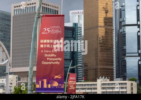 Banner und Dekorationen sind in der ganzen Stadt Hong Kong zu sehen, die den 25.. Jahrestag der Übergabe feiern, in Hong Kong Hong Kong, S.A.R. Hongkong, 01. Juli 2022. Vor 25 Jahren wurde Hongkong von Großbritannien an China zurückgegeben, und zwar auf halbem Wege zu Pekings 50-jährigem Versprechen, der Stadt „ein hohes Maß an Autonomie“ unter dem Namen „ein Land, zwei Systeme“ zu gewähren. (Foto von Simon Jankowski/Sipa USA) Stockfoto