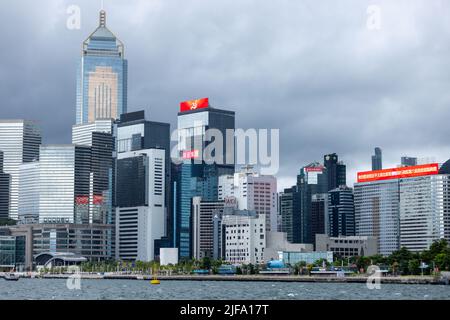Das Thema des 25.. Übergabejubiläums von Hongkong mit dem Titel Stabilität, Wohlstand und Chancen wird in der Skyline der Stadt in Hong Kong Hong Kong, S.A.R., gezeigt Hongkong, 01. Juli 2022. Vor 25 Jahren wurde Hongkong von Großbritannien an China zurückgegeben, und zwar auf halbem Wege zu Pekings 50-jährigem Versprechen, der Stadt „ein hohes Maß an Autonomie“ unter dem Namen „ein Land, zwei Systeme“ zu gewähren. (Foto von Simon Jankowski/Sipa USA) Stockfoto
