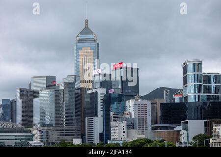 Das Thema des 25.. Übergabejubiläums von Hongkong mit dem Titel Stabilität, Wohlstand und Chancen wird in der Skyline der Stadt in Hong Kong Hong Kong, S.A.R., gezeigt Hongkong, 01. Juli 2022. Vor 25 Jahren wurde Hongkong von Großbritannien an China zurückgegeben, und zwar auf halbem Wege zu Pekings 50-jährigem Versprechen, der Stadt „ein hohes Maß an Autonomie“ unter dem Namen „ein Land, zwei Systeme“ zu gewähren. (Foto von Simon Jankowski/Sipa USA) Stockfoto