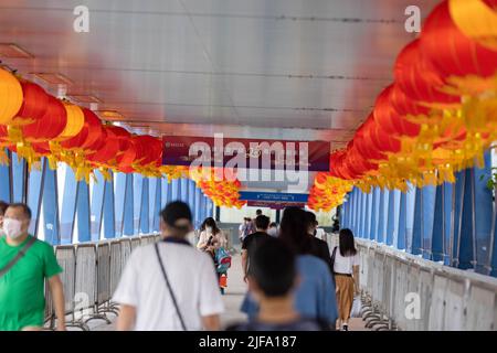 Banner und Dekorationen sind in der ganzen Stadt Hong Kong zu sehen, die den 25.. Jahrestag der Übergabe feiern, in Hong Kong Hong Kong, S.A.R. Hongkong, 01. Juli 2022. Vor 25 Jahren wurde Hongkong von Großbritannien an China zurückgegeben, und zwar auf halbem Wege zu Pekings 50-jährigem Versprechen, der Stadt „ein hohes Maß an Autonomie“ unter dem Namen „ein Land, zwei Systeme“ zu gewähren. (Foto von Simon Jankowski/Sipa USA) Stockfoto