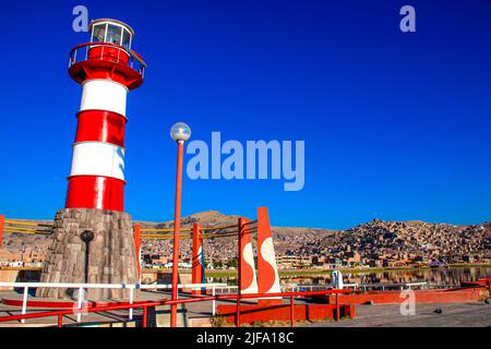 Rot-weißes Lichthaus am Hafen von Puno, Titicacasee, Peru Stockfoto