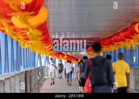 Banner und Dekorationen sind in der ganzen Stadt Hong Kong zu sehen, die den 25.. Jahrestag der Übergabe feiern, in Hong Kong Hong Kong, S.A.R. Hongkong, 01. Juli 2022. Vor 25 Jahren wurde Hongkong von Großbritannien an China zurückgegeben, und zwar auf halbem Wege zu Pekings 50-jährigem Versprechen, der Stadt „ein hohes Maß an Autonomie“ unter dem Namen „ein Land, zwei Systeme“ zu gewähren. (Foto von Simon Jankowski/Sipa USA) Stockfoto