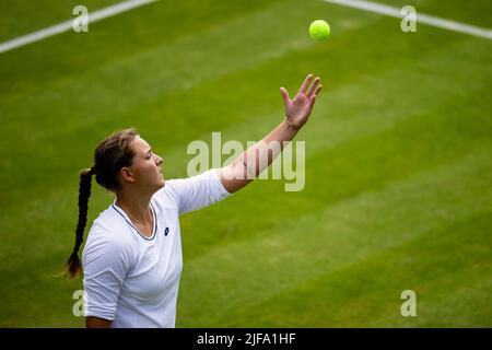 London, Großbritannien. 01.. Juli 2022. Tennis: Grand Slam/WTA Tour - Wimbledon, Einzel 3. Runde. Niemeier (Deutschland) - Tsurenko (Ukraine). Jule Niemeier ist in Aktion. Quelle: Frank Molter/dpa/Alamy Live News Stockfoto