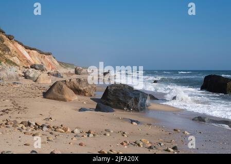 Der berühmte Moshup Strand und schwule Klippen in Aquinnah Massachusetts an einem sonnigen Tag auf Martha's Vineyard. Stockfoto