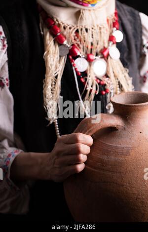 Details der alten authentischen ukrainischen Kleidung. Makro Stockfoto