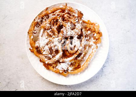 Hausgemachter Carnival Funnel Cake, selektiver Fokus Stockfoto