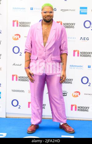 London, Großbritannien. 1.. Juli 2022. MNEK nimmt an den Nordaff Robbins O2 Silver Clef Awards im Grosvenor House Hotel, London, Teil. Bilddatum: Freitag, 1. Juli 2022. Bildnachweis sollte lauten Kredit: Matt Crossick/Alamy Live News Stockfoto