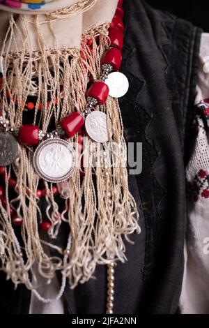 Details der alten authentischen ukrainischen Kleidung. Makro Stockfoto