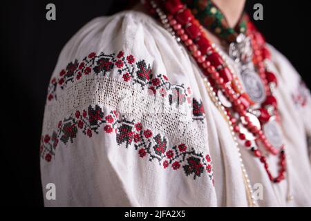 Details der alten authentischen ukrainischen Kleidung. Makro Stockfoto