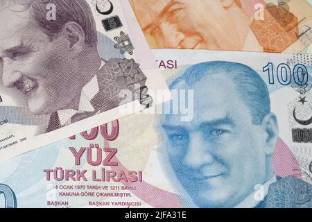 Währung der Türkei: Nahaufnahme mehrerer türkischer Lira-Banknoten Stockfoto