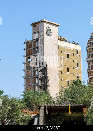 Verlassene Geisterstadt Varosha (Famagusta) im Norden Zyperns - Hochhaus-Appartementblock Stockfoto