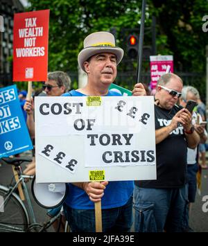 GROSSBRITANNIEN / England /der Anti-Brexit-Kämpfer Steve Bray hält am 18. Juni 2022 in London Plakate vor dem Parlament. Stockfoto