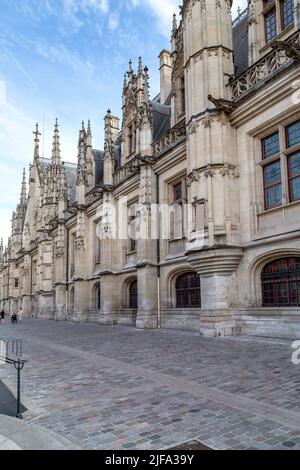 ROUEN, FRANKREICH - 31. AUGUST 2019: Dies ist ein Fragment der Fassade des Justizpalastes entlang der Rue Saint Lo. Stockfoto