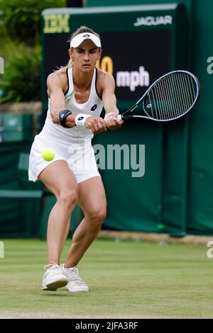 London, Großbritannien, 1.. Juli 2022: Lesia Tsurenko aus der Ukraine ist während der Wimbledon Tennis Championships 2022 im All England Lawn Tennis and Croquet Club in London im Einsatz. Kredit: Frank Molter/Alamy Live Nachrichten Stockfoto