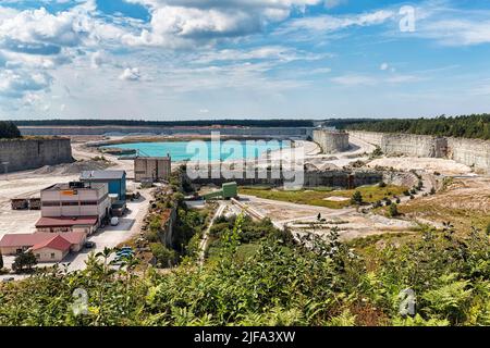 Kalksteinabbau, Aussichtspunkt am Steinbruch, Zementproduktion, Zementwerk Cementa, Slite, Gotland Island, Schweden Stockfoto