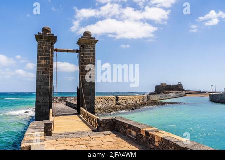 Historisches Schloss San Gabriel mit der Brücke der Kugeln, die zu ihm führen, Arrecife, Lanzarote, Kanarische Inseln, Spanien Stockfoto