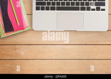 Notebooks und Laptop auf Schreibtisch oder Holztisch. Draufsicht mit Kopierplatz für Design Stockfoto