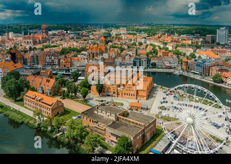 Gewitterwolken über der altstadt von danzig Stockfoto