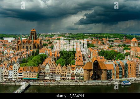 Sturmfront über der Altstadt von danzig Stockfoto