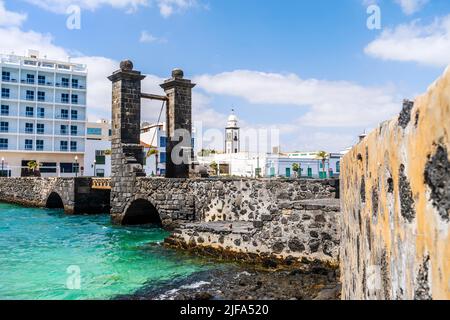 Steinbrücke der Kugeln, die die Stadt mit dem Schloss San Gabriel, Arrecife, Lanzarote, Kanarische Inseln, Spanien verbinden Stockfoto