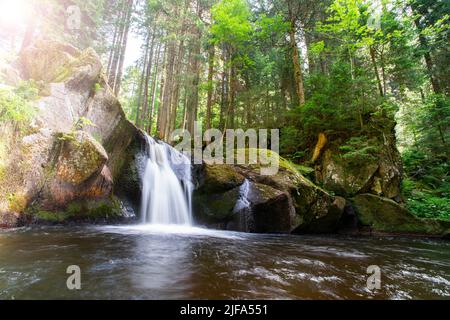 Krai-Woog Gumpen Wasserfall, romantischer Sonnenschein, Hotzenwald im südlichen Schwarzwald, Baden-Württemberg, Deutschland Stockfoto