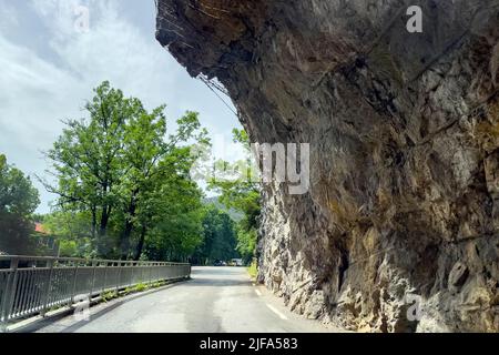 Weit überhängende Felswand über schmale Straße in der Schlucht Clue de St-Auban mit Schutz vor fallenden Felsen, Balkonstraße, Saint Auban, Departement Stockfoto