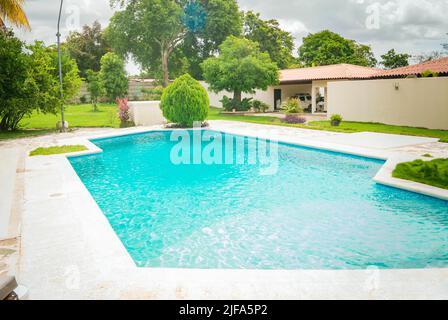 Wunderschöner kristallklarer Pool. Ein kristallklares Haus Schwimmbad an einem sonnigen Tag, Konzept von Haus Schwimmbad Designs Stockfoto