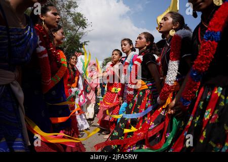 Kathmandu, NE, Nepal. 1.. Juli 2022. Frauen in traditionellen Trachtenkleiden und Make-up nehmen am 1. Juli 2022 an der Jagannath Rath Yatra, einer Kulturprozession in Kathmandu, Nepal, Teil. (Bild: © Aryan Dhimal/ZUMA Press Wire) Bild: ZUMA Press, Inc./Alamy Live News Stockfoto