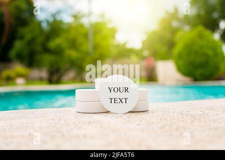 Nahaufnahme von Chlortabletten für die Schwimmbadreinigung mit Platz für Text, Chlortabletten am Rand eines Schwimmbeckens, Chlortabletten für Stockfoto