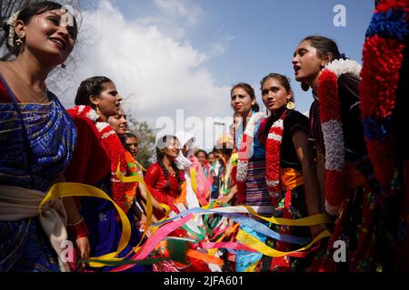 Kathmandu, NE, Nepal. 1.. Juli 2022. Frauen in traditionellen Trachtenkleiden und Make-up nehmen am 1. Juli 2022 an der Jagannath Rath Yatra, einer Kulturprozession in Kathmandu, Nepal, Teil. (Bild: © Aryan Dhimal/ZUMA Press Wire) Bild: ZUMA Press, Inc./Alamy Live News Stockfoto