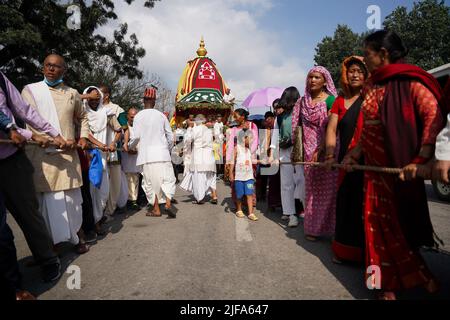 Kathmandu, NE, Nepal. 1.. Juli 2022. Anhänger ziehen den Wagen von Lord Jagannath während der Jagannath Rath Yatra, einer Kulturprozession in Kathmandu, Nepal, am 1. Juli 2022. (Bild: © Aryan Dhimal/ZUMA Press Wire) Bild: ZUMA Press, Inc./Alamy Live News Stockfoto