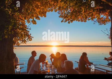 Ammersee, Biergarten am See, Gäste bei Sonnenuntergang, Herrsching, Oberbayern, Bayern Stockfoto