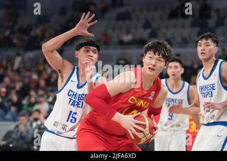 Melbourne, Australien. 01.. Juli 2022. Zhelin Wang (C) von der China Basketball-Mannschaft während des FIBA World Cup 2023 Qualifiers Group B Window 3-Spiels zwischen dem chinesischen Taipeh und China in der John Cain Arena in Aktion gesehen. (Final Score China 94:58 Chinese Taipei) (Foto: Luis Veniegra/SOPA Images/Sipa USA) Quelle: SIPA USA/Alamy Live News Stockfoto